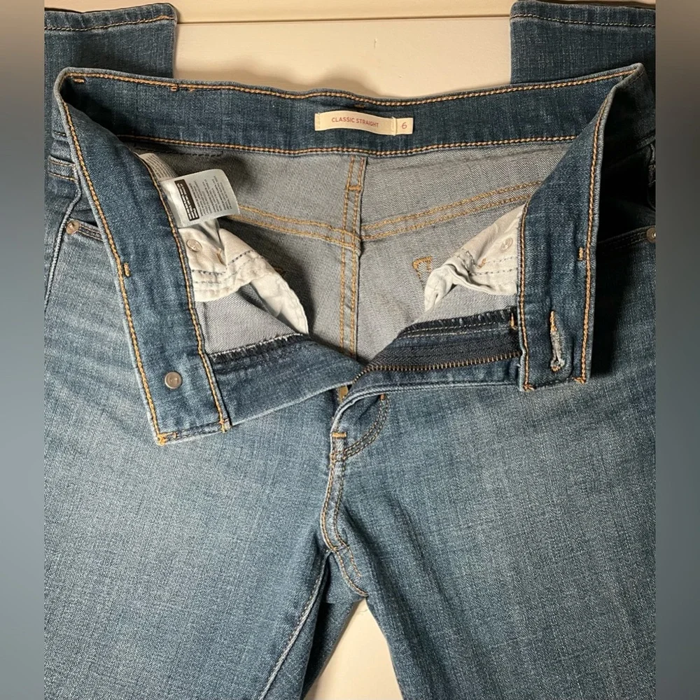 Levi's Classic Fit Women’s Jeans in Medium Wash - Picture 2 of 6